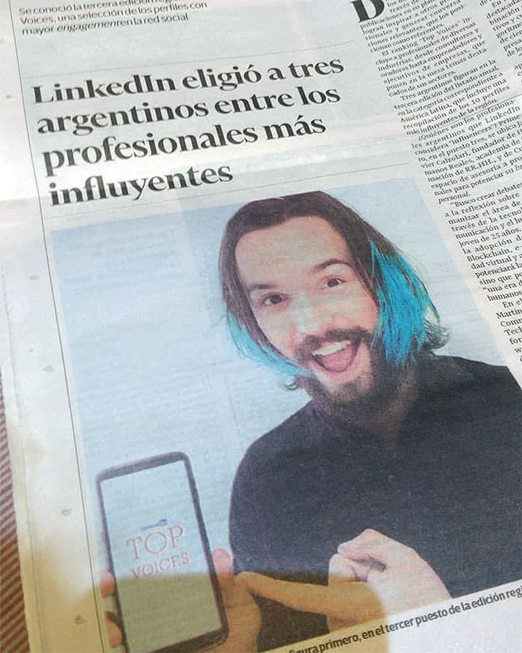 Recorte de diario: LinkedIn eligió a tres argentinos entre los profesionales más influyentes, con una foto de Javier Calzolari